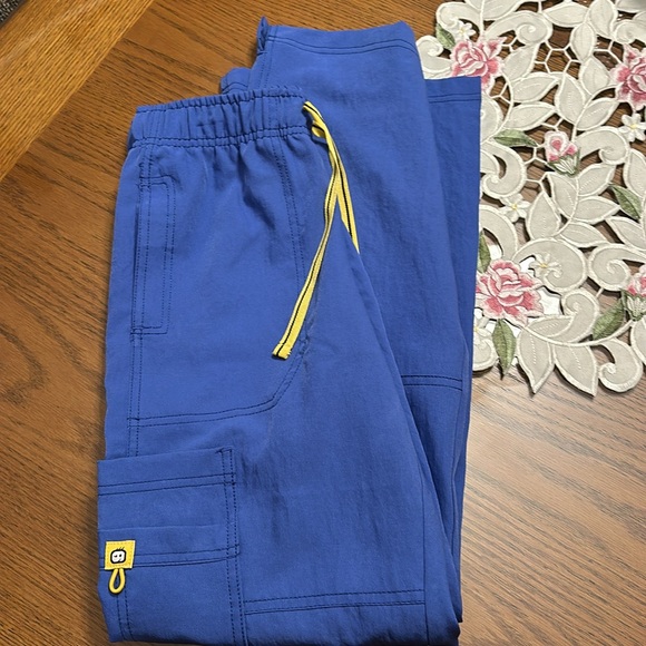 WonderWink style 5214 Spread Good Cheer Blue Scrub Pants size XS ~ like new ~ - Picture 1 of 5